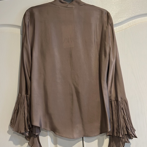 Blouse with bell sleeves - Picture 2 of 6